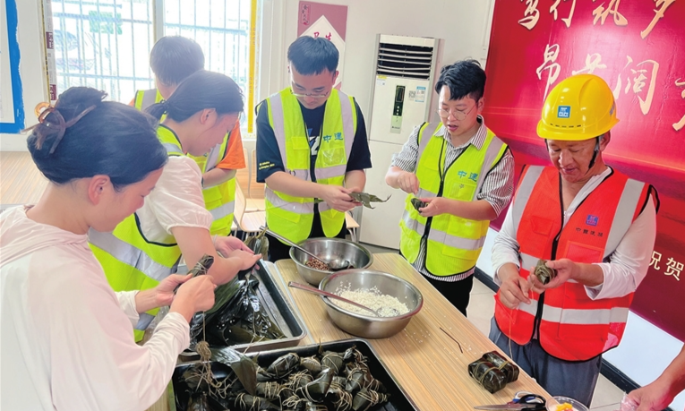 【网络中国节·端午】端午送清凉 三亚工地粽叶香