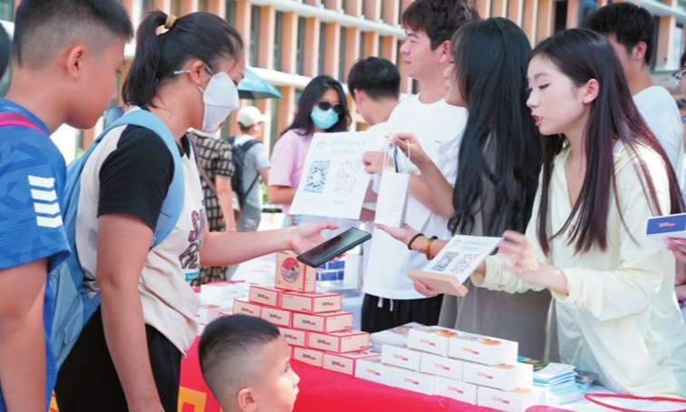 网络中国节·中秋丨吉阳区向市民游客派送“红沙月饼”