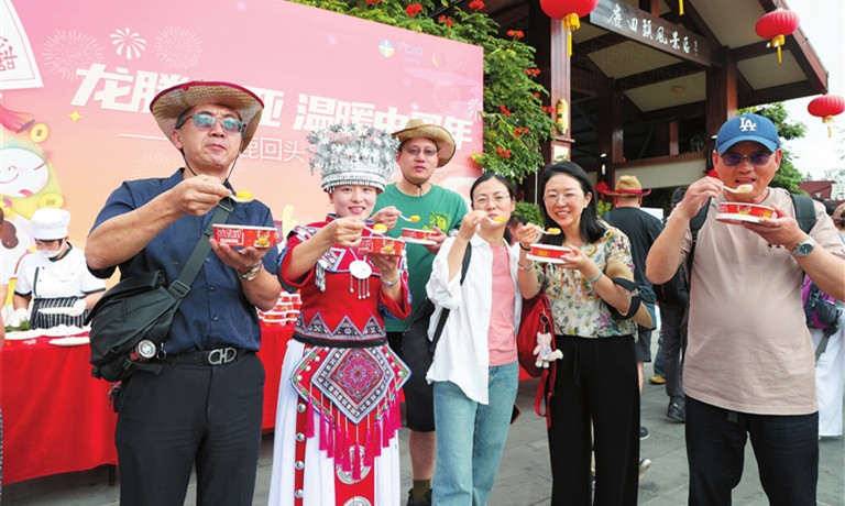 网络中国节·元宵 |来尝尝三亚的甜蜜！ 现包现煮的汤圆送给市民游客