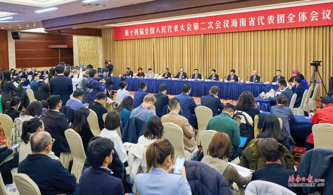​海南代表团举行开放团组活动 冯飞刘小明等代表接受境内外媒体采访