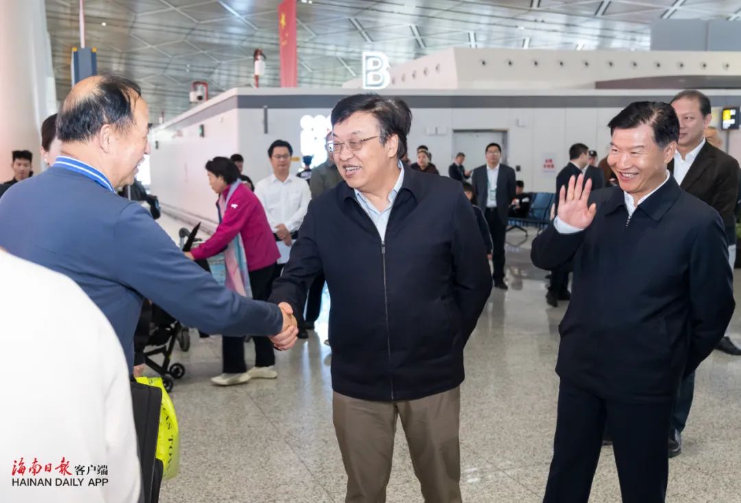 冯飞刘小明在海口调研春运返程高峰保障情况并看望慰问一线值班值守人员