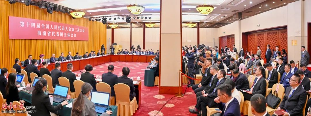 海南代表团举行开放团组活动，冯飞、刘小明等代表接受境内外媒体采访